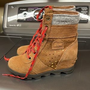 Girls Sorel Lexie boots very little wear great condition size 3